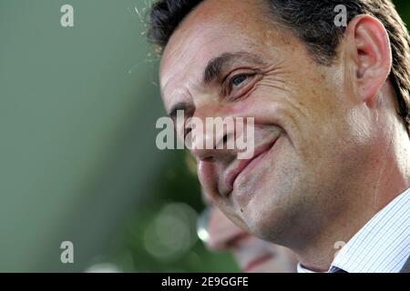 Le ministre de l'intérieur Nicolas Sarkozy assiste à une réunion de l'UMP à Ballan-Mire, en France, le 6 juillet 2006. Photo de Mousse/ABACAPRESS.COM Banque D'Images