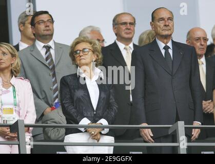 Le président français Jacques Chirac et son épouse Bernadette se tiennent pendant les hymnes nationaux précédant la finale de la coupe du monde 2006, Italie contre France, qui s'est tenue à l'Olypiastadion à Berlin, en Allemagne, le 9 juillet 2006. Photo de Gouhier-Hahn-Orban/ABACAPRESS.COM Banque D'Images