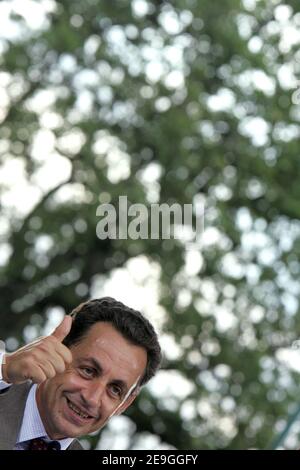 Le ministre de l'intérieur Nicolas Sarkozy assiste à une réunion de l'UMP à Ballan-Mire, en France, le 6 juillet 2006. Photo de Mousse/ABACAPRESS.COM Banque D'Images