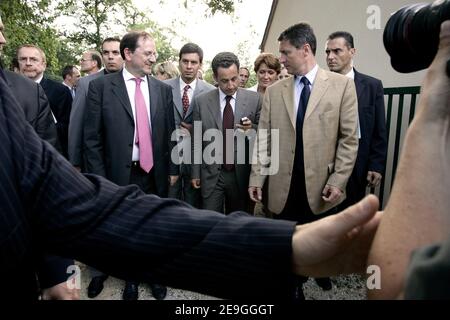 Le ministre de l'intérieur Nicolas Sarkozy assiste à une réunion de l'UMP à Ballan-Mire, en France, le 6 juillet 2006. Photo de Mousse/ABACAPRESS.COM Banque D'Images