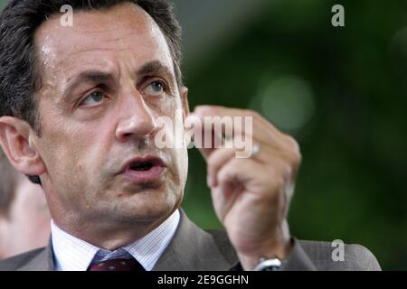 Le ministre de l'intérieur Nicolas Sarkozy assiste à une réunion de l'UMP à Ballan-Mire, en France, le 6 juillet 2006. Photo de Mousse/ABACAPRESS.COM Banque D'Images