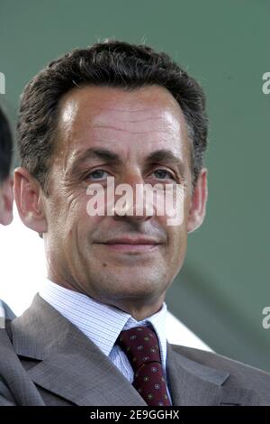 Le ministre de l'intérieur Nicolas Sarkozy assiste à une réunion de l'UMP à Ballan-Mire, en France, le 6 juillet 2006. Photo de Mousse/ABACAPRESS.COM Banque D'Images