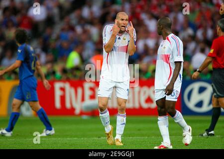 La France Zinedine Zidane s'entretient avec Claude Makelele lors de la finale de la coupe du monde 2006, Italie contre France au stade Olympiastadion de Berlin, Allemagne, le 9 juillet 2006. Photo de Gouhier-Hahn-Orban/Cameleon/ABACAPRESS.COM Banque D'Images