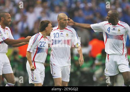 Zinedine Zidane en France célèbre son but d'ouverture avec Thierry Henry, Franck Ribery et Patrick Vieira lors de la coupe du monde 2006, finale, Italie contre France au stade Olympiastadion de Berlin, Allemagne, le 9 juillet 2006. France 1- Italie 0. Photo de Gouhier-Hahn-Orban/Cameleon/ABACAPRESS.COM Banque D'Images