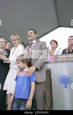 Le ministre de l'intérieur Nicolas Sarkozy assiste à une réunion de l'UMP à Ballan-Mire, en France, le 6 juillet 2006. Photo de Mousse/ABACAPRESS.COM Banque D'Images