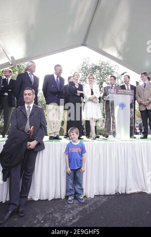 Le ministre de l'intérieur Nicolas Sarkozy assiste à une réunion de l'UMP à Ballan-Mire, en France, le 6 juillet 2006. Photo de Mousse/ABACAPRESS.COM Banque D'Images