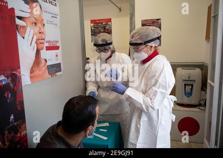 Naples, Italie. 04e fév. 2021. Croce Rossa Italiana à Naples donne des tests d'écouvillonnage gratuits aux sans-abri et aux personnes qui ne peuvent pas se les permettre, deux fois par semaine, sur la Piazza Mercato. (Photo de Vincenzo Noletto/Pacific Press) crédit: Pacific Press Media production Corp./Alay Live News Banque D'Images