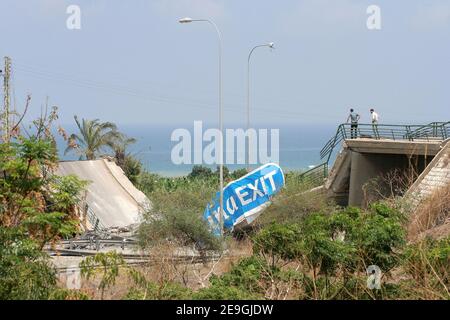 Scènes de ponts et d'infrastructures détruites par des avions de guerre israéliens, coupant ainsi Beyrouth des provinces du sud du pays, où le Hezbollah a lancé des roquettes sur Israël. Après que le parti chiite de Dieu a enlevé deux soldats israéliens de la frontière avec le Liban, Israël a déclaré la guerre au Liban et a bombardé les principales infrastructures du pays, y compris l'aéroport international, les autoroutes et les centrales électriques. beyrouth, Liban, le 18 juillet 2006. Photo de Michael Dorhn/ABACAPRESS.COM Banque D'Images