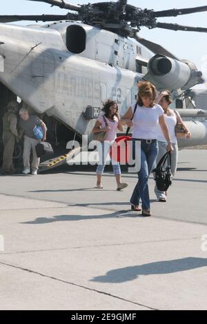 'Les citoyens américains quittent un hélicoptère CH-53E Super Stallion du corps des Marines des États-Unis, affecté au « Chevaliers bleus » du 42e Escadron d'hélicoptères Marine Medium, trois six-cinq, après leur évacuation de Beyrouth, Liban, le 18 juillet 2006. À la demande de l'ambassadeur des États-Unis au Liban et sous la direction du secrétaire à la défense, le Commandement central des États-Unis et la 24e unité expéditionnaire maritime (24 MEU) aident à quitter le Liban les citoyens américains. Photo USN via ABACAPRESS.COM' Banque D'Images