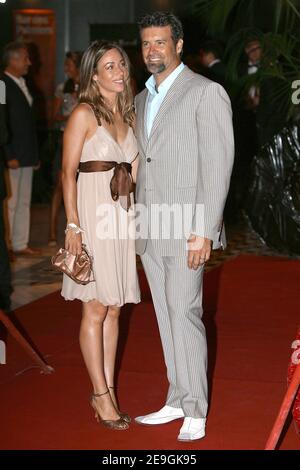 Le chanteur canadien Roch Voisine et son épouse Myriam arrivent au parti 'Figh SIDA Monaco' qui s'est tenu au Sporting à Monaco, le 21 juillet 2006. Photo de Nebinger-Orban/ABACAPRESS.COM Banque D'Images