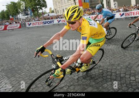 Floyd Landis des Etats-Unis et Phonak (vainqueur de la course de jersey jaune) lors de la dernière étape de la 93e course cycliste du Tour de France de Sceaux-Antony à Paris champs-Elysées, à Paris, en France, le 23 2006 juillet. Floyd Landis succède à son homologue américain lance Armstrong en tant que champion du Tour de France. Armstrong a pris sa retraite l'année dernière après avoir remporté sept titres. Photo de Orban-Taamallah/Cameleon/ABACAPRESS.COM Banque D'Images