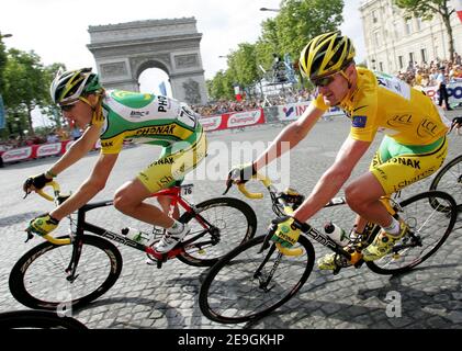 Floyd Landis des Etats-Unis et Phonak (vainqueur de la course de jersey jaune) lors de la dernière étape de la 93e course cycliste du Tour de France de Sceaux-Antony à Paris champs-Elysées, à Paris, en France, le 23 2006 juillet. Floyd Landis succède à son homologue américain lance Armstrong en tant que champion du Tour de France. Armstrong a pris sa retraite l'année dernière après avoir remporté sept titres. Photo de Orban-Taamallah/Cameleon/ABACAPRESS.COM Banque D'Images