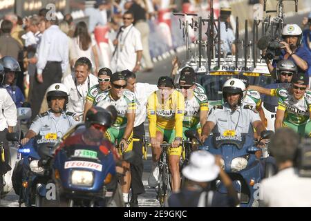 Floyd Landis des Etats-Unis et Phonak (vainqueur de la course de jersey jaune) lors de la dernière étape de la 93e course cycliste du Tour de France de Sceaux-Antony à Paris champs-Elysées, à Paris, en France, le 23 2006 juillet. Floyd Landis succède à son homologue américain lance Armstrong en tant que champion du Tour de France. Armstrong a pris sa retraite l'année dernière après avoir remporté sept titres. Photo de Orban-Taamallah/Cameleon/ABACAPRESS.COM Banque D'Images