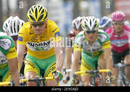 Floyd Landis des Etats-Unis et Phonak (vainqueur de la course de jersey jaune) lors de la dernière étape de la 93e course cycliste du Tour de France de Sceaux-Antony à Paris champs-Elysées, à Paris, en France, le 23 2006 juillet. Floyd Landis succède à son homologue américain lance Armstrong en tant que champion du Tour de France. Armstrong a pris sa retraite l'année dernière après avoir remporté sept titres. Photo de Orban-Taamallah/Cameleon/ABACAPRESS.COM Banque D'Images