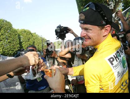 Floyd Landis des Etats-Unis et Phonak (vainqueur de la course de jersey jaune) célèbre sa victoire après la dernière étape de la 93e course cycliste du Tour de France de Sceaux-Antony à Paris champs-Elysées, à Paris, en France, le 23 2006 juillet. Floyd Landis succède à son homologue américain lance Armstrong en tant que champion du Tour de France. Armstrong a pris sa retraite l'année dernière après avoir remporté sept titres. Photo de Orban-Taamallah/Cameleon/ABACAPRESS.COM Banque D'Images