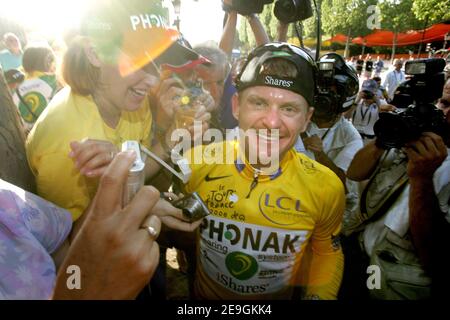 Floyd Landis des Etats-Unis et Phonak (vainqueur de la course de jersey jaune) célèbre sa victoire après la dernière étape de la 93e course cycliste du Tour de France de Sceaux-Antony à Paris champs-Elysées, à Paris, en France, le 23 2006 juillet. Floyd Landis succède à son homologue américain lance Armstrong en tant que champion du Tour de France. Armstrong a pris sa retraite l'année dernière après avoir remporté sept titres. Photo de Orban-Taamallah/Cameleon/ABACAPRESS.COM Banque D'Images