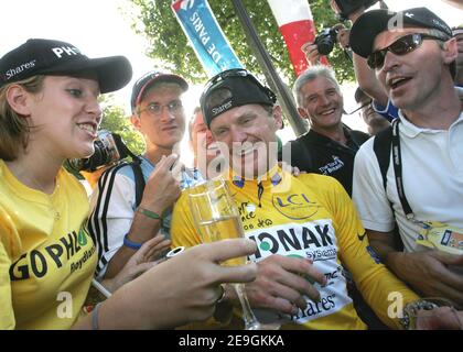 Floyd Landis des Etats-Unis et Phonak (vainqueur de la course de jersey jaune) célèbre sa victoire après la dernière étape de la 93e course cycliste du Tour de France de Sceaux-Antony à Paris champs-Elysées, à Paris, en France, le 23 2006 juillet. Floyd Landis succède à son homologue américain lance Armstrong en tant que champion du Tour de France. Armstrong a pris sa retraite l'année dernière après avoir remporté sept titres. Photo de Orban-Taamallah/Cameleon/ABACAPRESS.COM Banque D'Images