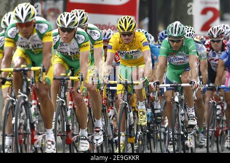 Floyd Landis des Etats-Unis et Phonak (vainqueur de la course de jersey jaune) lors de la dernière étape de la 93e course cycliste du Tour de France de Sceaux-Antony à Paris champs-Elysées, à Paris, en France, le 23 2006 juillet. Floyd Landis succède à son homologue américain lance Armstrong en tant que champion du Tour de France. Armstrong a pris sa retraite l'année dernière après avoir remporté sept titres. Photo de Orban-Taamallah/Cameleon/ABACAPRESS.COM Banque D'Images
