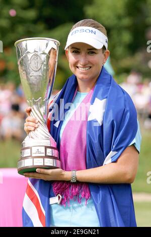 Karrie Webb, en Australie, pose pour les photographes son trophée après avoir remporté les Masters d'Evian à Evian, en France, le 29 juillet 2006. Photo de Manuel Blondeau/Cameleon/ABACAPRESS.COM Banque D'Images