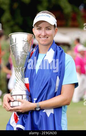 Karrie Webb, en Australie, pose pour les photographes son trophée après avoir remporté les Masters d'Evian à Evian, en France, le 29 juillet 2006. Photo de Manuel Blondeau/Cameleon/ABACAPRESS.COM Banque D'Images