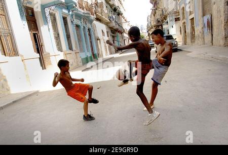 Les enfants jouant au football dans une rue à la Havane, Cuba, le 6 août 2006, six jours après qu'un Fidel Castro malade ait remis à son frère Raul un contrôle provisoire sur le gouvernement qu'il dirige sans interruption depuis 47 ans. Les citoyens cubains attendent de savoir si le "Lider Maximo" reprendra la direction après sa guérison d'une chirurgie intestinale. Photo par ABACAPRESS.COM Banque D'Images