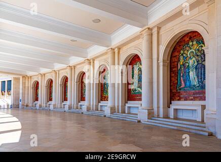 Arcade du célèbre sanctuaire de Fatima au Portugal Banque D'Images