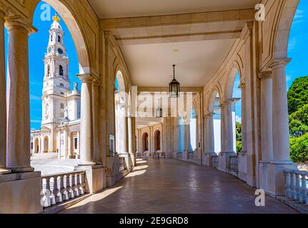 Arcade du célèbre sanctuaire de Fatima au Portugal Banque D'Images