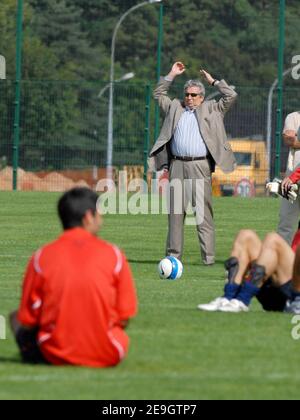 Les membres du personnel Alain Roche, Alain Cayzac et Rai assistent à une séance de formation du club de football parisien Paris Saint-Germain (PSG) au Camp des Loges à Saint Germain en Laye près de Paris le 10 août 2006. Photo de Nicolas Khayat/Cameleon/ABACAPRESS.COM Banque D'Images