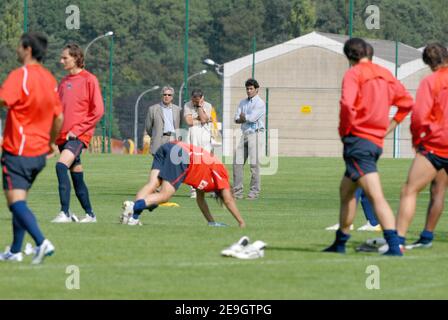 Les membres du personnel Alain Roche, Alain Cayzac et Rai assistent à une séance de formation du club de football parisien Paris Saint-Germain (PSG) au Camp des Loges à Saint Germain en Laye près de Paris le 10 août 2006. Photo de Nicolas Khayat/Cameleon/ABACAPRESS.COM Banque D'Images