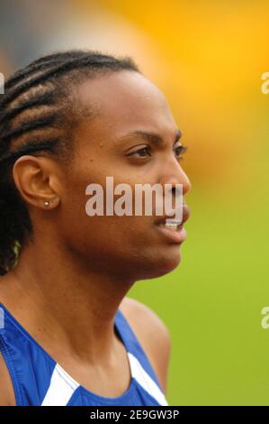 Sylviane Felix, de France, participe à la demi-finale de 200 mètres de femmes lors des Championnats d'athlétisme européens, à Goteborg, en Suède, le 10 août 2006. Photo de Guibbbbbaud-Kempinaire/Cameleon/ABACAPRESS.COM Banque D'Images