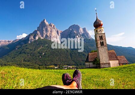 Vue sur Scilciar (Schlern) avec l'église San Valentino, près de Siusi, Alto Aidge, Italie Banque D'Images