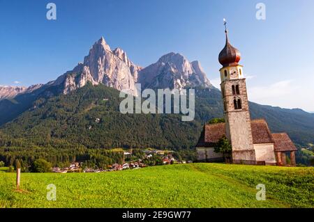 Vue sur Scilciar (Schlern) avec l'église San Valentino, près de Siusi, Alto Aidge, Italie Banque D'Images