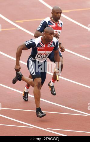 Mark Lewis-Francis, de Grande-Bretagne, participe à la demi-finale du relais 4x100 pour hommes aux Championnats d'athlétisme européens, à Goteborg, en Suède, le 12 août 2006. Photo de Guibbbbbaud-Kempinaire/Cameleon/ABACAPRESS.COM Banque D'Images