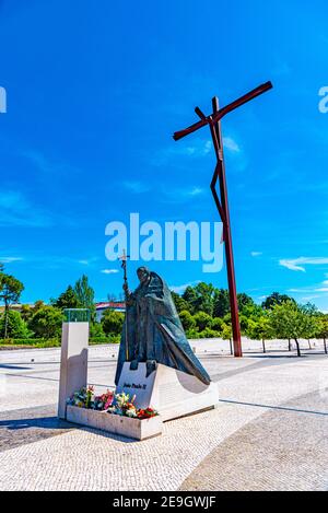 Statue du pape Jean-Paul II et haute Croix à Fatima, Portugal Banque D'Images