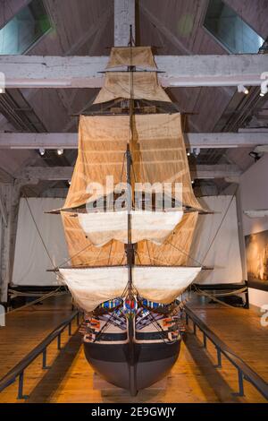 Un modèle à grande échelle de la victoire du HMS aux chantiers historiques de Chatham. La victoire était le vaisseau amiral de l'amiral Horatio Nelson à la bataille de Trafalgar. Intérieur du musée de Chatham à Kent, Royaume-Uni (121) Banque D'Images