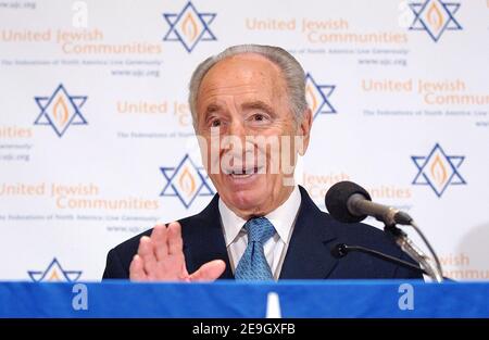 L'ancien Premier ministre israélien Shimon Peres tient une conférence de presse pour discuter du dernier développement entre Israël et le Hezbollah, à Washington, DC, Etats-Unis, le 16 août 2006. Photo par Olivier Douliery/ABACAPRESS.COM Banque D'Images