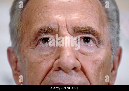 L'ancien Premier ministre israélien Shimon Peres tient une conférence de presse pour discuter du dernier développement entre Israël et le Hezbollah, à Washington, DC, Etats-Unis, le 16 août 2006. Photo par Olivier Douliery/ABACAPRESS.COM Banque D'Images