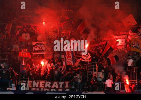 Atmosphère pendant le match de football de première ligue, Paris-Saint-Germain contre Lille au Parc des Princes Stadium de Paris, France, le 19 août 2006. PSG a gagné 1-0. Photo de Christian Liewig/ABACAPRESS.COM Banque D'Images