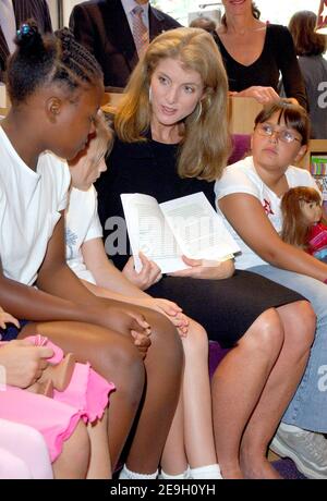 « Caroline Kennedy, vice-présidente du Fonds pour les écoles publiques, lit aux enfants lors de l'événement « classe « hop 4 » qui s'est tenu à l'American Girl place le 24 août 2006 à New York City, NY, États-Unis. Photo de Gregorio Binuya/ABACAUSA.COM' Banque D'Images