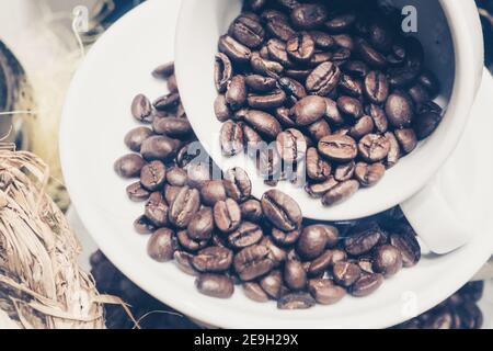 Prise de vue en grand angle d'une tasse remplie de grains de café Banque D'Images