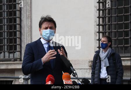 Rome, Italie. 4 février 2021. Le Premier ministre italien sortant Giuseppe Conte (L) prend la parole lors d'une conférence de presse à Rome, en Italie, le 4 février 2021. Giuseppe Conte a annoncé jeudi son soutien à un gouvernement dirigé par le Premier ministre désigné Mario Draghi. Crédit: Alberto Lingria/Xinhua/Alay Live News Banque D'Images