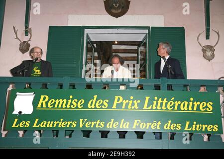 François Weyergans, Gonzague Saint-bris et Jean-Claude Narcy lors de la rencontre des écrivains de la Forêt des livres à Chanceaux Pres Loches, France, organisée par l'auteur français Gonzague Saint-bris le 27 août 2006 photo de Denis Guignebourg/ABACAPRESS.COM Banque D'Images