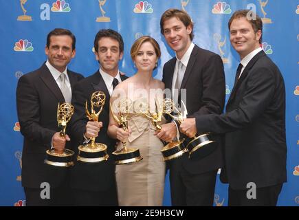 'The CAST of ''The Office'' (L-R) Steven Castell, B.J Novak, Jenna Fischer, John Krasinski et Rainn Wilson, pose avec leurs Emmys pour la série de comédie exceptionnelle dans la salle de presse du 58e Prix d'Emmy annuel Primetime qui s'est tenu au Shrine Auditorium à Los Angeles, CA, USA, le 27 août 2006. Photo de Lionel Hahn/ABACAPRESS.COM' Banque D'Images