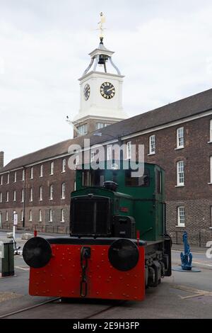 Le moteur de locomotive diesel nommé Rochester Castle devant le bâtiment Clocktower de l'Old Naval Store House à Chatham Historic Dockyard, Kent, Angleterre, Royaume-Uni (121) Banque D'Images