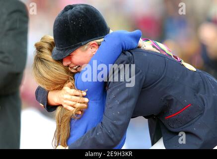 Le pilote britannique Zara Phillips embrasse la princesse Haya de Jordania et de Dubaï et président de la Fédération équestre internationale lors de la cérémonie de remise des prix de la compétition individuelle Evesting des Jeux équestres mondiaux à Aix-la-Chapelle, en Allemagne, le 27 août 2006. Zara Phillips a remporté la médaille d'or individuelle et la médaille d'argent de l'équipe. Photo de Edwin Cook/Cameleon/ABACAPRESS.COM Banque D'Images