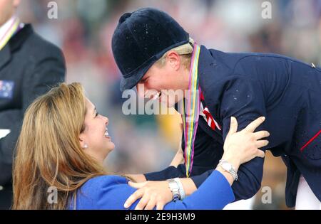 Le pilote britannique Zara Phillips embrasse la princesse Haya de Jordania et de Dubaï et président de la Fédération équestre internationale lors de la cérémonie de remise des prix de la compétition individuelle Evesting des Jeux équestres mondiaux à Aix-la-Chapelle, en Allemagne, le 27 août 2006. Zara Phillips a remporté la médaille d'or individuelle et la médaille d'argent de l'équipe. Photo de Edwin Cook/Cameleon/ABACAPRESS.COM Banque D'Images