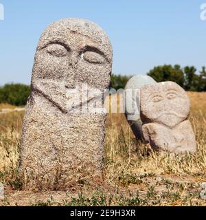 Statue en pierre historique près de la tour Burana dans la vallée de Chuy, au nord de la capitale du pays, Bichkek, Kirghizistan Banque D'Images