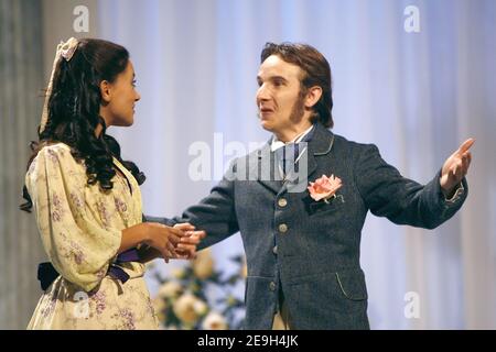 Les acteurs français Lorant Deutsch et Marie-Julie Baup pendant la répétition de la pièce d'Oscar Wilde, 'l'importance d'Etre constant' réalisé par Pierre Laville au Théâtre Antoine à Paris, France, le 29 août 2006. Phooto par Thierry Orban/ABACAPRESS.COM Banque D'Images