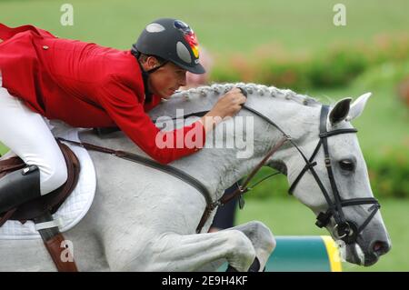 Christian Ahlmann d'Allemagne sur son cheval 'Coster' lors de la première qualyfication pour la compétition de saut individuel et d'équipe lors des Jeux équestres mondiaux de 2006 à Aix-la-Chapelle, Allemagne, le 29 août 2006. Photo de Edwin Cook/Cameleon/ABACAPRESS.COM Banque D'Images