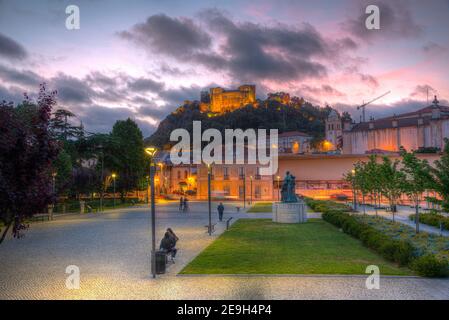 Vue sur le château de Leiria au coucher du soleil, donnant sur la vieille ville du Portugal Banque D'Images